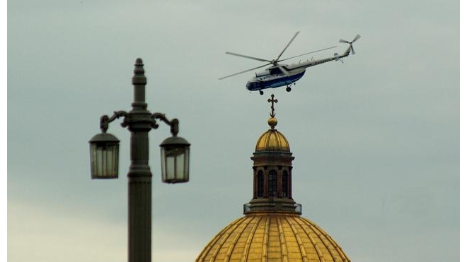 Вертолеты с VIP-ами творят анархию в небе над Петербургом