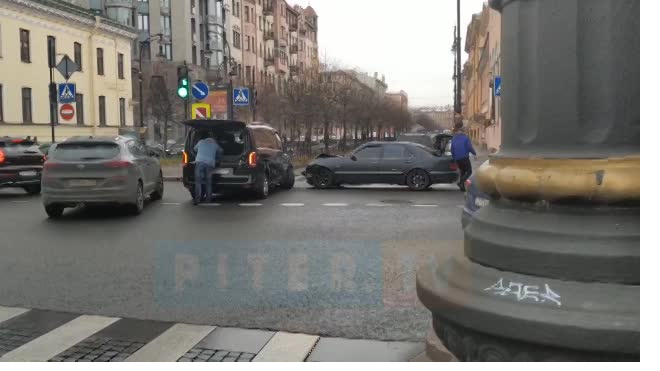 В центре Петербурга столкнулись два "Мерседеса". Один из водителей держится за голову