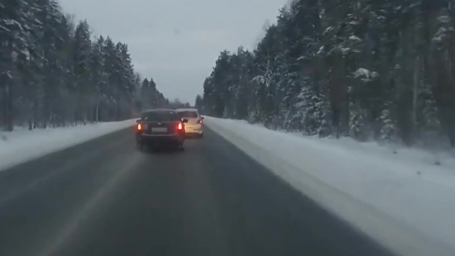 В сети опубликовали видео момента ДТП в Карелии: иномарка вылетела в кювет при обгоне