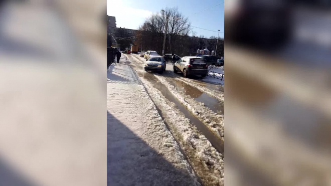 На проспекте Ветеранов уплывают машины: в районе зафиксирован потоп