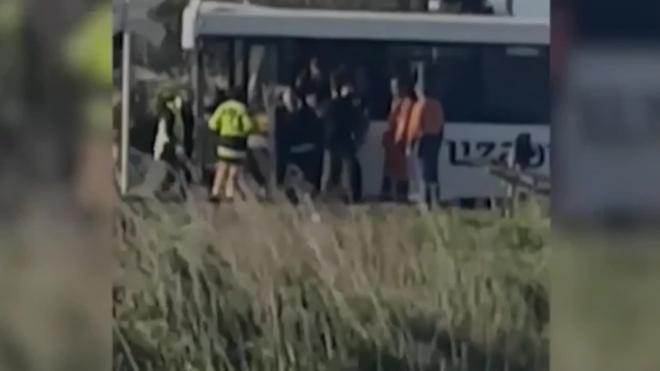 В Новой Зеландии столкнулись школьный автобус и поезд