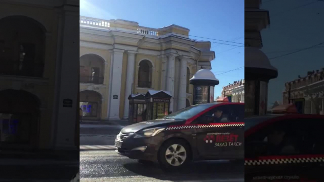 Видео: на Невcком столкнулись две легковушки 