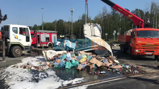 На Парашютной улице перевернулся грузовик с лимонадом