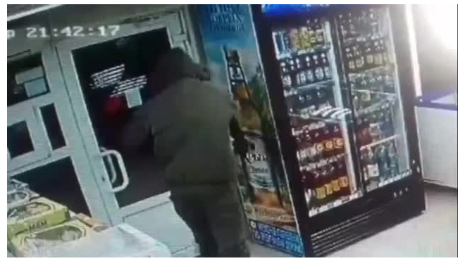 Вооруженное ограбление магазина в Феодосии попало на видео
