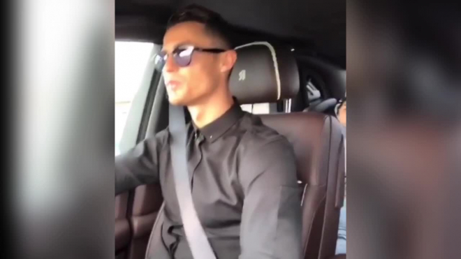 Пользователей позабавило видео с поющим за рулем Криштиану Роналду 