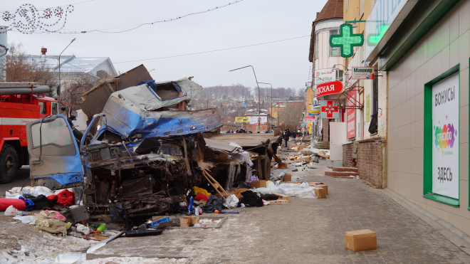 Неуправляемая фура снесла пешеходов и врезалась в стену в Златоусте Челябинской области