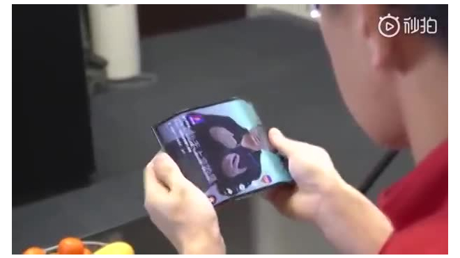 Xiaomi показала на видео свой складывающийся втрое смартфон