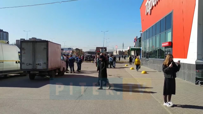 Видео: из "Окея" на Таллинском шоссе эвакуировали людей