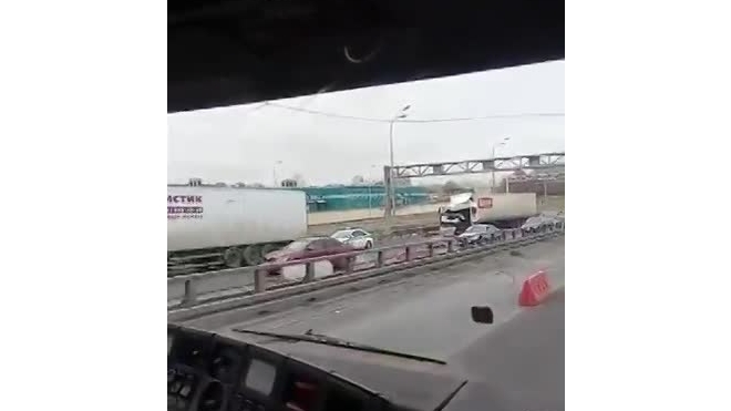 На КАД в Петербурге - две серьезные аварии, в одной из них погиб человек
