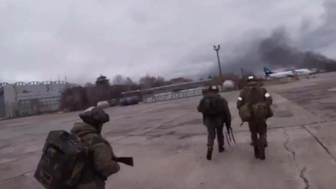Минобороны опубликовало видео с десантниками, взявшими под контроль аэродром на Украине