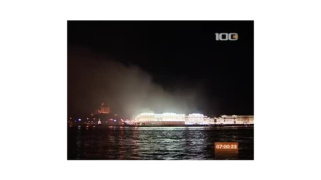 Ночной пожар в центре Петербурга заволок дымом Исаакиевский собор