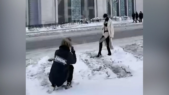 Полиция начала проверку видео с полуобнаженной девушкой у мечети в Москве