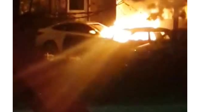 Два легковых авто сгорели ночью в Красногвардейском районе