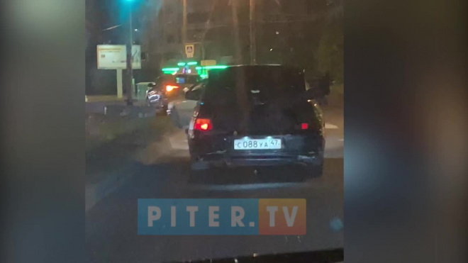 Видео: на Бухарестской в открытом багажнике "Лады" проехался мужчина