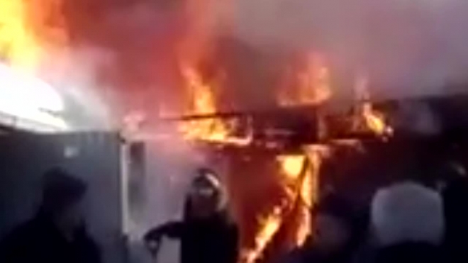 Появилось видео страшного пожара в Екатеринбурге, на тушение которого выехало 12 спасательных машин