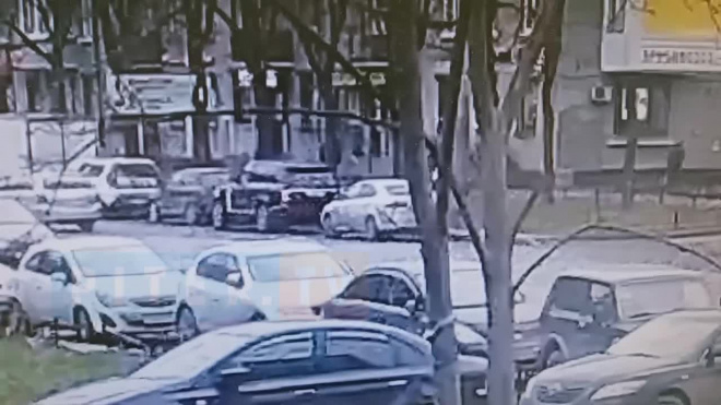 Видео: на улице Ленсовета произошло ДТП из-за невнимательного водителя 