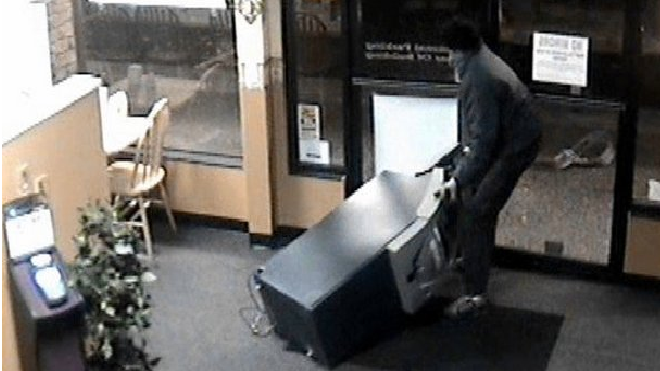 Неизвестные украли банкомат из московского супермаркета