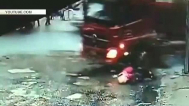 В Китае фура на огромной скорости сбила двух школьниц