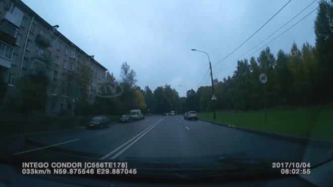 В Петергофе на скользкой дороге водитель вылетел на встречку
