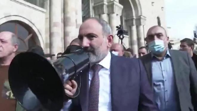 Премьер-министр Армении вышел к своим сторонникам на площадь Республики
