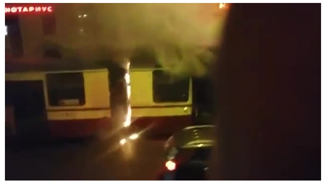 Очевидцы рассказали подробности пожара в трамвае на Охте (видео)