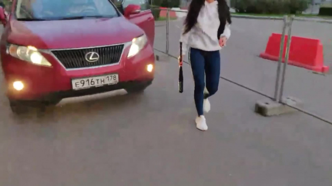 Любительница бейсбольных бит и езды по тротуарам заплатит две тысячи рублей