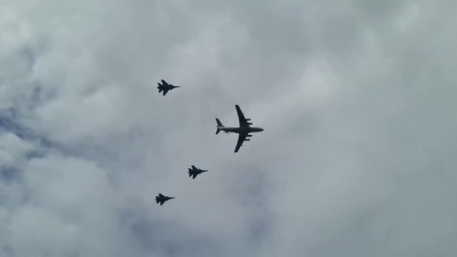 Видео: в небе над Петербургом заметили военные самолеты