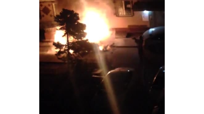 Очевидец снял горящую машину в Ростовской области
