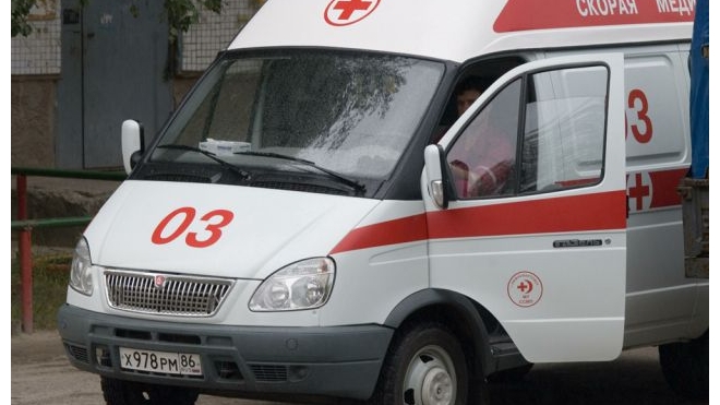 Автомобиль "Скорой помощи" с тяжелым пациентом попал в двойное ДТП на Обуховской Обороны 