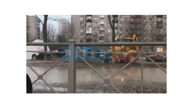 Видео: на проспекте Ветеранов прорвало трубопровод с кипятком, "Мерседес" провалился под землю