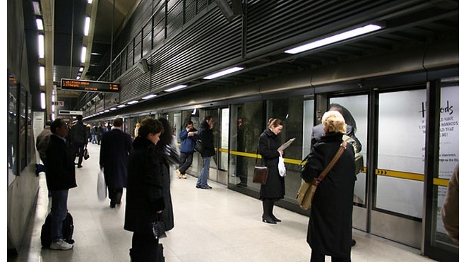 Тоннели петербургского метро закроют стеклянной стеной