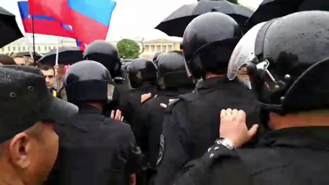 Во время митинга на Марсовом поле полицейскому выбили зуб: заведено уголовное дело