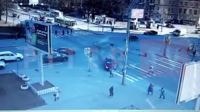 Вылетевшая на красный иномарка сбила машину и человека на перекрестке Ленинского и Варшавской