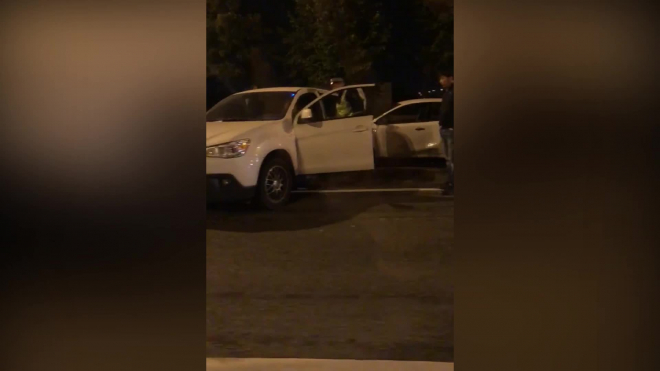 Ночью на Малоохтинском проспекте сонный водитель врезался в две иномарки