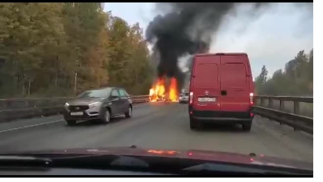 Водитель легковушки заживо сгорел после ДТП на Волхонском шоссе: видео