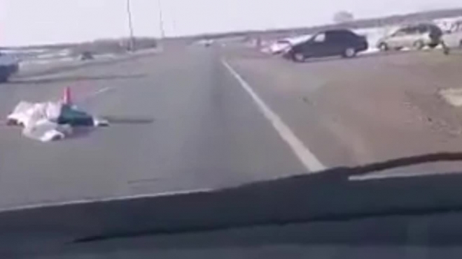 Жуткое видео из Татарстана: пьяная девушка упала с моста на авто