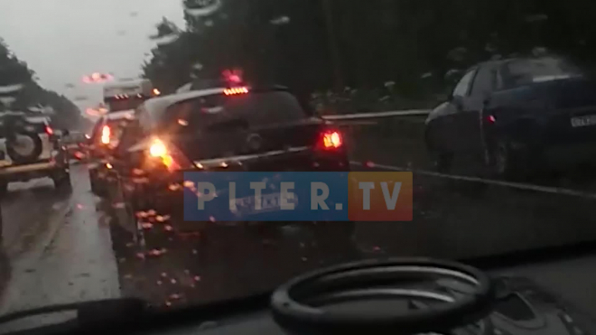 Видео: на Рябовском шоссе КАМАЗ потерял колесо и въехал в легковушку