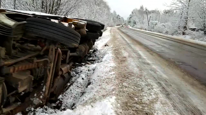 Появилось видео, как в Ленобласти перевернулся бетононасос 