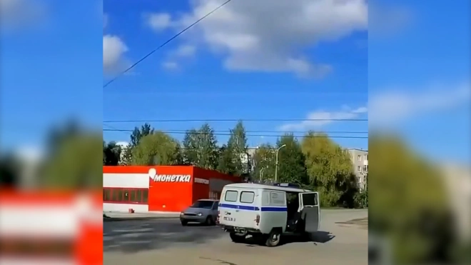 Появилось видео с выпавшим из машины на ходу полицейским в Пермском крае