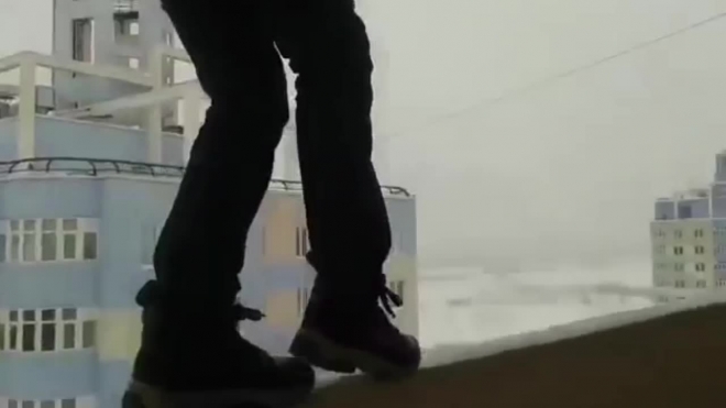 Шокирующее видео из Перми: пятиклассник прошелся по карнизу на 25 этаже