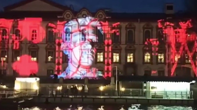 На фасаде библиотеки Маяковского на Фонтанке показали световое шоу в честь открытия 