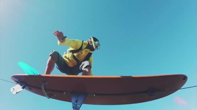 Видео на грани безумия: соревнование летающих "сёрферов" попало в сеть