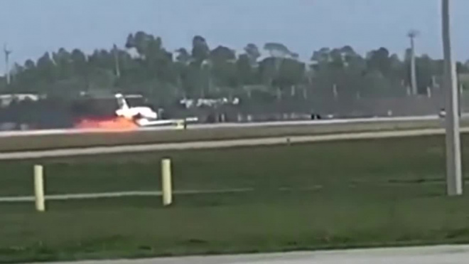 Посадку горящего самолета в США очевидцы сняли на видео