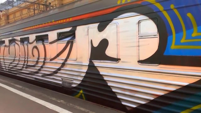 В Петербурге полиция задержала граффитистов, которые рисовали на вагонах электрички 