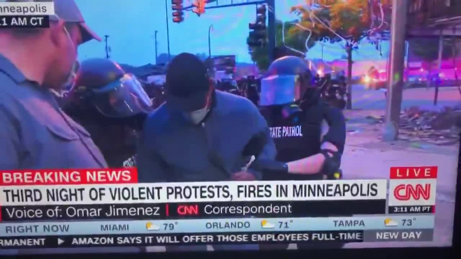 Полиция Миннеаполиса жестоко задержала корреспондента CNN в прямом эфире