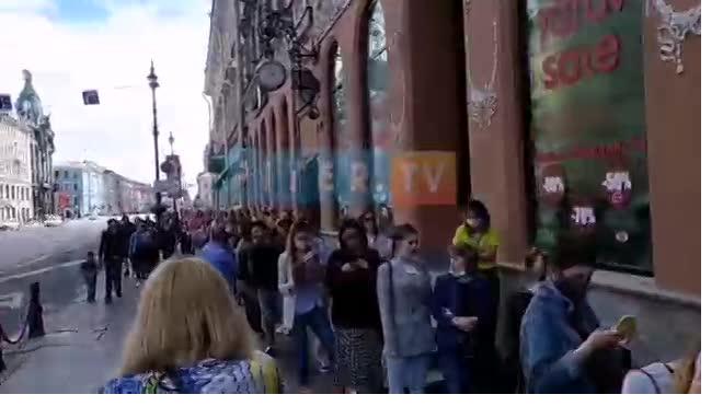 Петербуржцы снова встали в очередь у магазина Zara на Невском