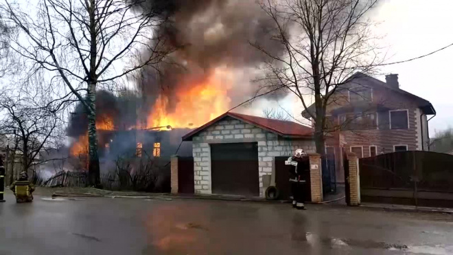 Видео: в Ленобласти вспыхнул дом 90-летней бабушки