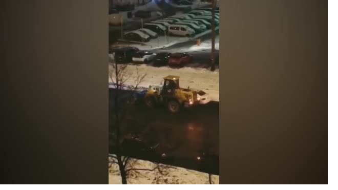Коммунальщики очищают от несуществующего снега Хасанскую улицу