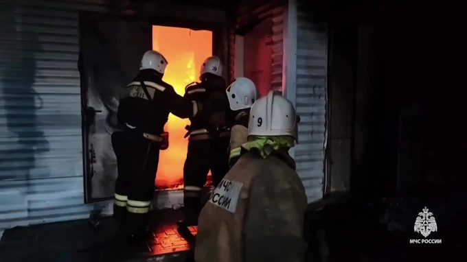 В Нижнем Новгороде потушили пожар на мебельном производстве