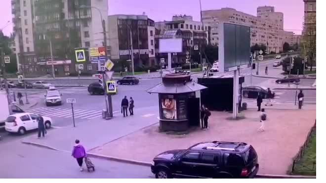 Грузовик упал набок на Варшавской улице